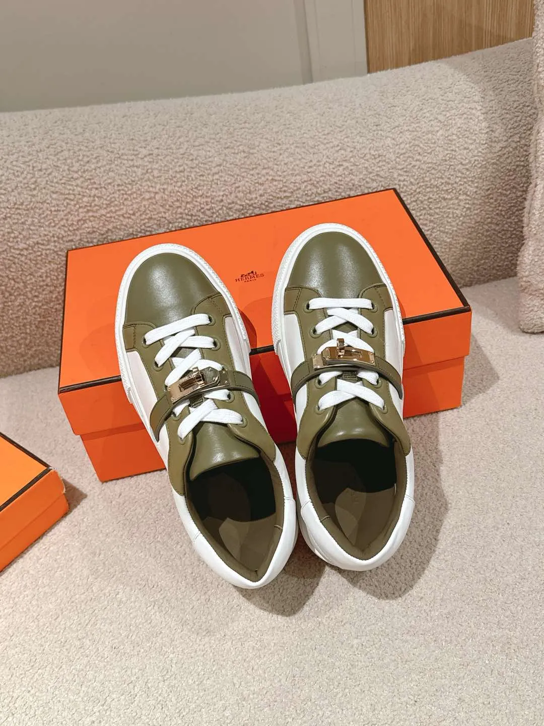 👟👟Ex-factory price 600👟👟Hermes top version couple model Epsom calfskin and calfskin loafer style lace-up sneakers, with functional rose gold-plated Kelly shoe buckles. Create a stylish urban look. Fabric: Specific cowhide/canvas material Lining: Sheepskin lining Outsole: Original molded TPU outsole Size: 35-45